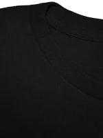 Enkel svart t-shirt i bomull, närbild av rund hals.