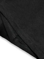Högkvalitativt svart tyg, perfekt för att sy kläder eller accessoarer, med en välgjord finish och mjuk textur. Perfekt för sömnads- eller inredningsprojekt.