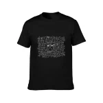 Svart t-shirt med illustration av stiliserad katt omgiven av vetenskapliga formler och utbildningsikoner, perfekt för vetenskaps- och geekälskare.