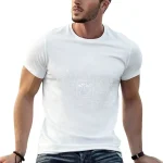 Vit herr t-shirt med diskret vetenskapligt mönster, perfekt för vetenskaps- och geekälskare. Bekväm och trendig, perfekt för en avslappnad look.