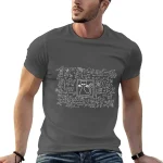 Grå t-shirt med vetenskapligt mönster med en katt ritad i centrum, omgiven av symboler och ekvationer. Perfekt för vetenskaps- och geek-dekoration.