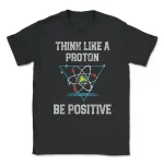 Svart T-shirt med slogan "Think like a proton, be positive" och illustration av en stiliserad atom, perfekt för vetenskaps- och fysikentusiaster.
