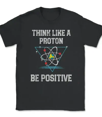 Svart T-shirt med slogan "Think like a proton, be positive" och illustration av en stiliserad atom, perfekt för vetenskaps- och fysikentusiaster.