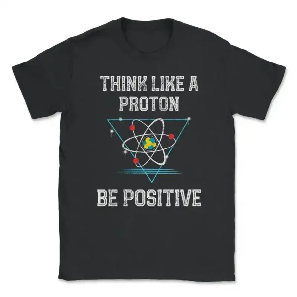 Svart T-shirt med slogan "Think like a proton, be positive" och illustration av en stiliserad atom, perfekt för vetenskaps- och fysikentusiaster.