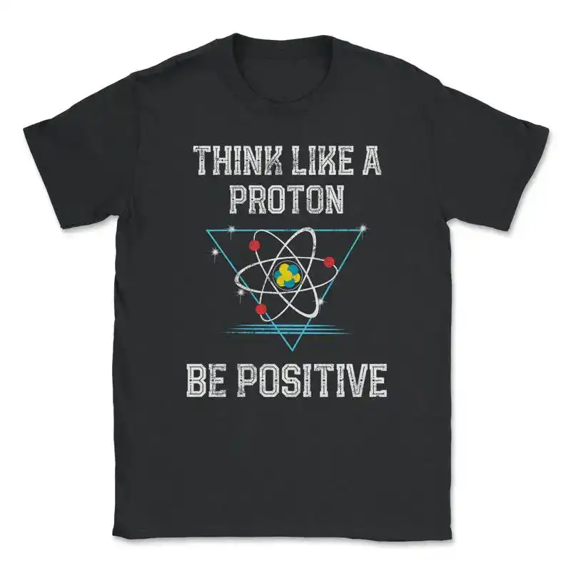 Svart T-shirt med slogan "Think like a proton, be positive" och illustration av en stiliserad atom, perfekt för vetenskaps- och fysikentusiaster.