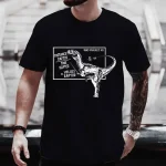 Svart t-shirt med illustration av en dinosaurie och vetenskapliga noteringar om fysik och hastighet, perfekt för vetenskaps- och dinosauriefantaster.