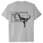 T-shirt med illustration av dinosaurie och fysiknoteringar, perfekt för vetenskaps- och dinosauriefantaster. Originaldesign för paleontologientusiaster och fysikälskare.
