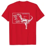 Röd t-shirt med illustration av en dinosaurie och fysiknoteringar, perfekt för vetenskaps- och dinosauriefantaster.
