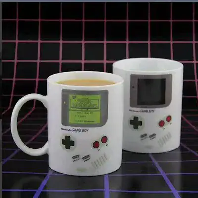 Kaffemugg i form av en retro Game Boy-spelkonsol, idealisk för videospelsentusiaster och geekig dekoration.