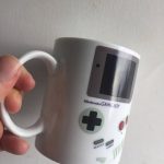 Mugg i form av Nintendo Game Boy-konsolen, idealisk för retro videospelsentusiaster och geekinredning.