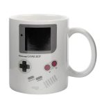 Vit mugg med retro Game Boy-speldesign, perfekt för videospel- och geekinredningsentusiaster.
