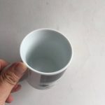 Vit keramikmugg med vetenskaplig design, idealisk för dekoration eller samling av vetenskapsrelaterade objekt.