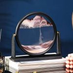 Vetenskapligt objekt i glas med svart ram, rörlig sandklocka, vetenskapsdekoration, idealisk för ett kontor eller en hylla.