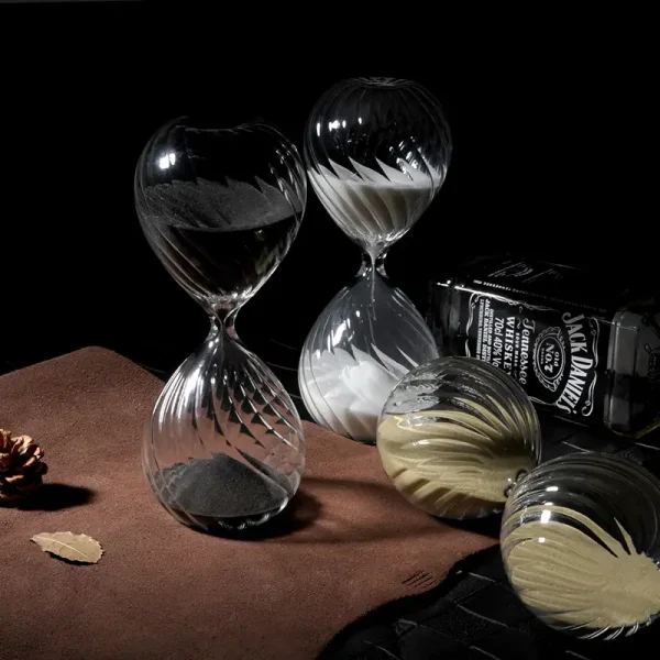 Dekorativt timglas i glas med snurriga mönster, elegant och modernt, perfekt för vetenskaplig eller samtida dekoration.