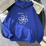 Blå hoodie med atomdesign och texten "Quantum Physics" för kvantfysik- och vetenskapsentusiaster.