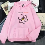 Rosa hoodie med atomlogotyp och texten "Quantum Physics" för vetenskapsentusiaster.