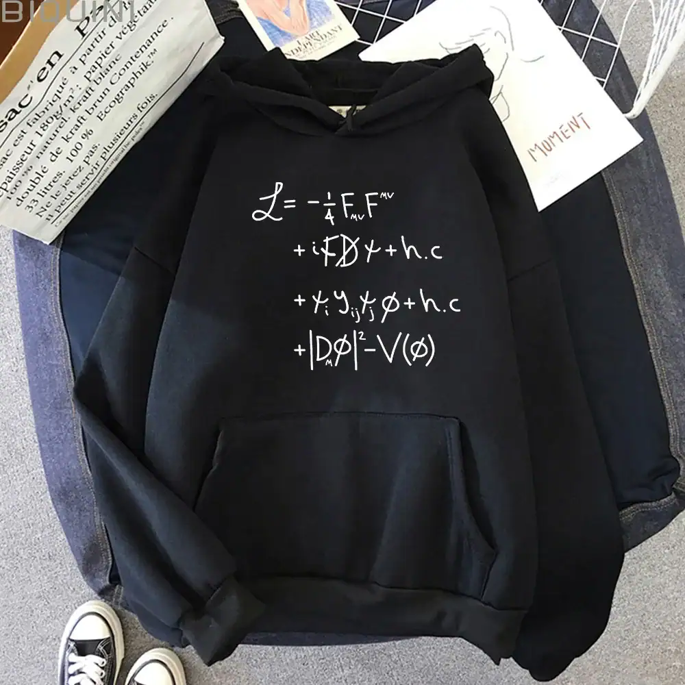 Svart hoodie med vit tryckt fysikaliskt ekvation, avslappnad stil, perfekt för vetenskaps- och fysikentusiaster.