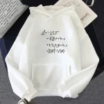 Vetenskaplig hängsmycke i form av en hoodie med tryckta fysikaliska ekvationer, perfekt för vetenskaps- och inredningsentusiaster. Tillverkad av högkvalitativt material, denna unika hängsmycke kombinerar stil.