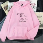 Rosa huvtröja med tryck av fysikaliska ekvationer, avslappnad och trendig stil, idealisk för vetenskaps- och modeentusiaster.