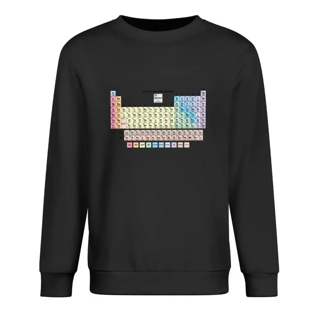 Periodiskt system av vetenskapligt tabell som visas på en svart sweatshirt, som illustrerar kemiska element med deras symboler och atomnummer.