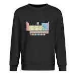 Periodiskt system av vetenskapligt tabell som visas på en svart sweatshirt, som illustrerar kemiska element med deras symboler och atomnummer.