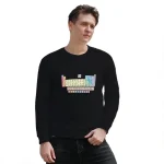 Svart sweatshirt med tryck av det periodiska systemet för kemiska element, modern och vetenskaplig stil, perfekt för kemientusiaster och vetenskap.