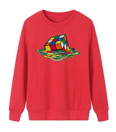 Röd sweatshirt med Rubik's Cube-pussel som faller i vattnet, vilket illustrerar ett färgglatt och lekfullt mönster. Perfekt för vetenskaps- och originalinredning.
