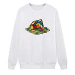 Vit sweatshirt med design av en smältande Rubik's Cube på en färgglad yta, konstnärlig och modern stil, perfekt för vetenskaps- och geekig inredning.