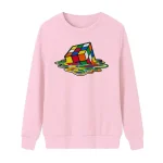Färgglad Rubik's Cube-pussel tryckt på pastellrosa sweatshirt, avslappnad och trendig stil. Perfekt för vetenskaps- och geekig inredning.