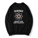 Svart sweatshirt med atom-mönster och texten "Science doesn't care what you believe" för vetenskaps- och geekentusiaster.