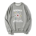 Vetenskaplig tröja med atom-mönster och inspirerande slogan.