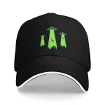Svart baseballkeps med fluorescerande broderier av flygande tefat och gröna aliens, perfekt för science fiction- och originalinredningsentusiaster.