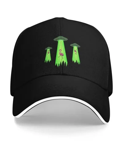 Svart baseballkeps med fluorescerande broderier av flygande tefat och gröna aliens, perfekt för science fiction- och originalinredningsentusiaster.