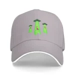 Grå keps med broderi av UFO och små gröna utomjordingar, idealisk för science fiction- och ovanliga föremålsentusiaster.