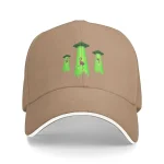 Beige keps med broderi av tre utomjordingar och gröna flygande tefat, rolig och originell för science fiction-entusiaster.