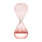 Transparent rosa glas timglas med fin sand, idealisk för vetenskaplig dekoration eller som samlarobjekt.