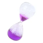 Konstglas hänge med lila och vit gradient, form av glödlampa eller vattendroppe, vetenskaplig eller konstnärlig dekoration.