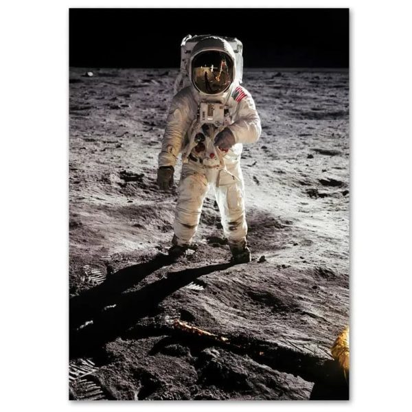 Astronaut på månens yta med en reflekterande hjälm.