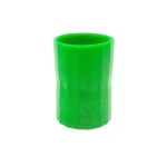 Grön plastpenna, perfekt för kontorsdekoration eller som lekfullt vetenskapligt objekt.
