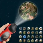 Ficklampa som projicerar bilder av dinosaurier och förhistorien, idealisk för lekfullt lärande och tematisk dekoration.