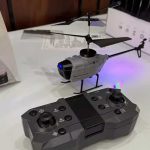 Fjärrstyrd helikopter utrustad med kamera för luftfotografi, idealisk för drönar- och luftfotografi-entusiaster.