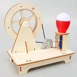 Parafras av en ångmaskin i trä med hjul, spole och miniatyr elektrisk generator, perfekt för vetenskaplig eller pedagogisk dekoration.