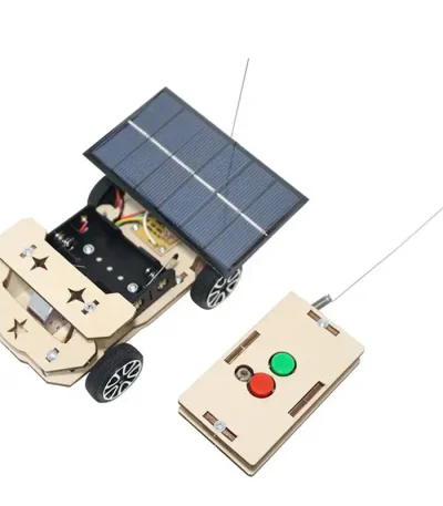Solrobotkit med fjärrkontroll, inklusive ett solfordon och en kontroller, perfekt för utbildningsprojekt inom vetenskap och teknik.