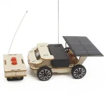 Pedagogisk solrobot med fjärrkontroll, solpanel, plasthjul, synliga elektroniska komponenter, utformad för att lära sig om robotik och solenergi.
