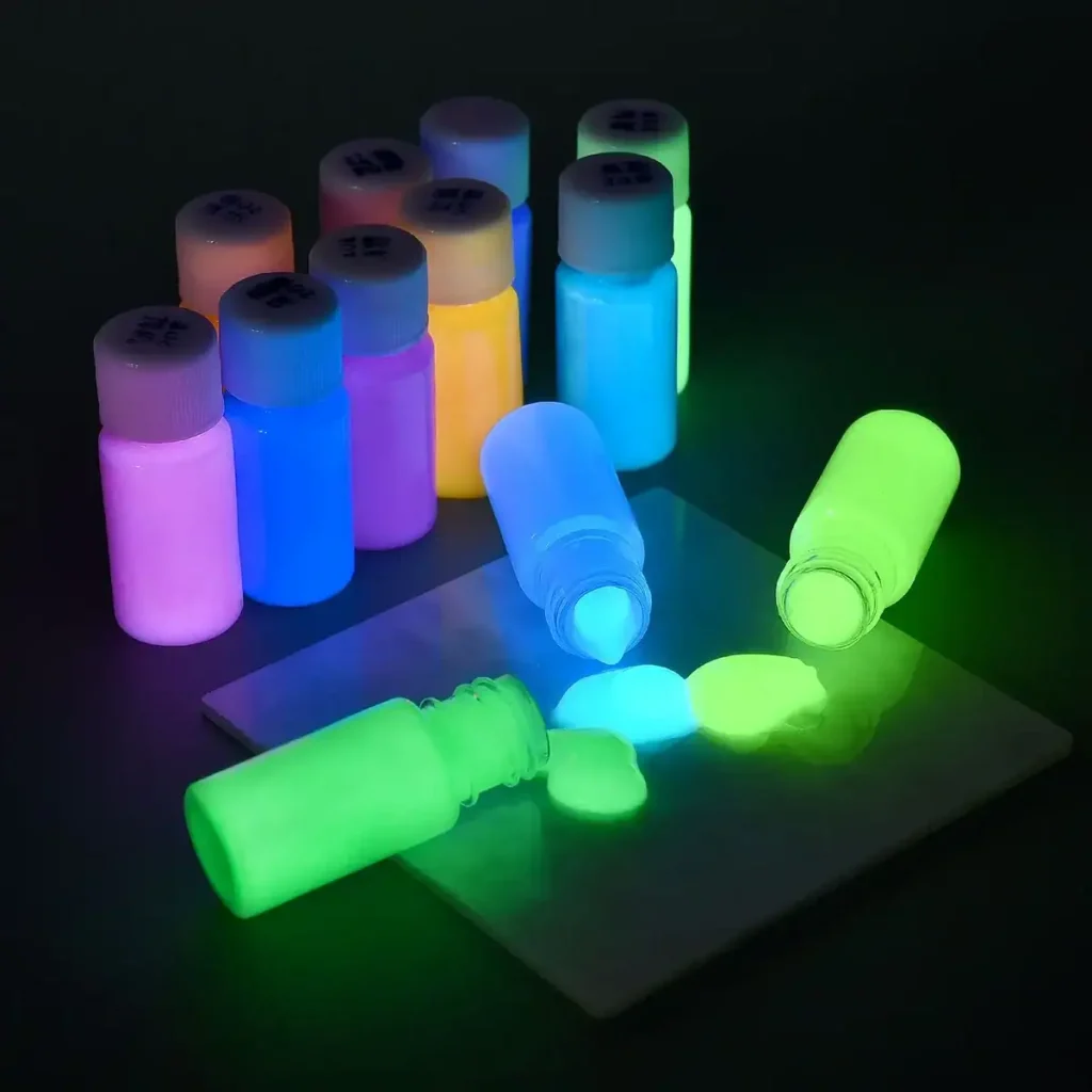 Flaskor med fosforescerande fluorescerande färg som avger ett starkt ljus i mörkret, perfekta för dekoration och ljusa konstprojekt.