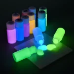 Flaskor med fosforescerande fluorescerande färg som avger ett starkt ljus i mörkret, perfekta för dekoration och ljusa konstprojekt.