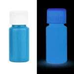 Fick med fluorescerande blå färg synlig i normalt ljus och som lyser i mörkret, perfekt för dekoration eller ljusa konstaktiviteter.