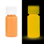 Fluorescerande piller i orange och gult under svart ljus, som illustrerar fluorescens i en mörk miljö.