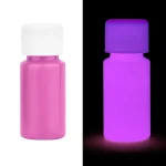 Fluorescerande piller synliga i normalt ljus och som lyser i mörkret, perfekta för vetenskaplig dekoration eller temaevenemang.