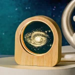 Dekorativ lampa i galaxform med LED-ljus, perfekt för vetenskaplig eller kosmisk dekoration i ett sovrum eller kontor.